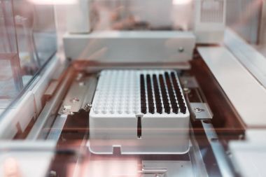 Analizler için tıbbi aletler. AIDS ve diğer hastalıklar için kan testi yapıldı. DNA 'nın tanımı. seçici odak