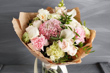 Ahşap arka plan, kopya alanı üzerinde çiçekler buket gül ve diğer renkler.