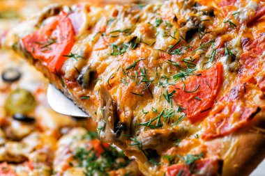 Pizza mantar ve sebze, metal masa üzerinde adet kesim tarafından. Dolum yakın çekim tarih seçici odak.