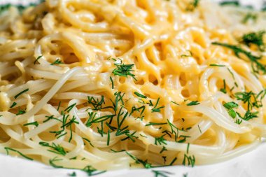 lezzetli makarna beyaz tabakta. geleneksel İtalyan makarna.