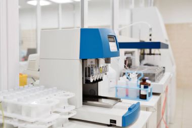 Analizler için tıbbi aletler. AIDS ve diğer hastalıklar için kan testi yapıldı. DNA 'nın tanımı. seçici odak