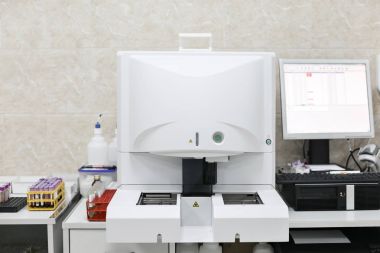 Analizler için tıbbi aletler. AIDS ve diğer hastalıklar için kan testi yapıldı. DNA 'nın tanımı. seçici odak