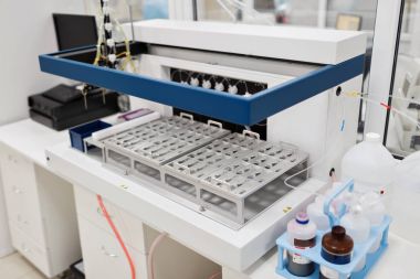 Analizler için tıbbi aletler. AIDS ve diğer hastalıklar için kan testi yapıldı. DNA 'nın tanımı. seçici odak