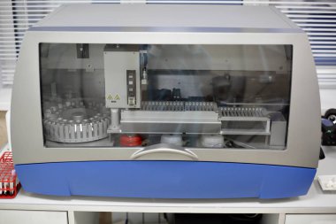 Analizler için tıbbi aletler. AIDS ve diğer hastalıklar için kan testi yapıldı. DNA 'nın tanımı. seçici odak