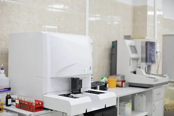 Dispositivos médicos para análises. sangue testado para a AIDS e outras doenças. definição de DNA. foco seletivo — Fotografia de Stock