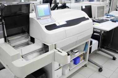 Analizler için tıbbi aletler. AIDS ve diğer hastalıklar için kan testi yapıldı. DNA 'nın tanımı. seçici odak