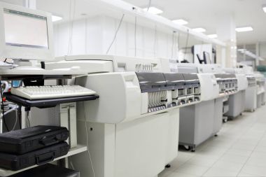 Analizler için tıbbi aletler. AIDS ve diğer hastalıklar için kan testi yapıldı. DNA 'nın tanımı. seçici odak