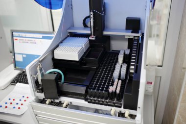 Analizler için tıbbi aletler. AIDS ve diğer hastalıklar için kan testi yapıldı. DNA 'nın tanımı. seçici odak