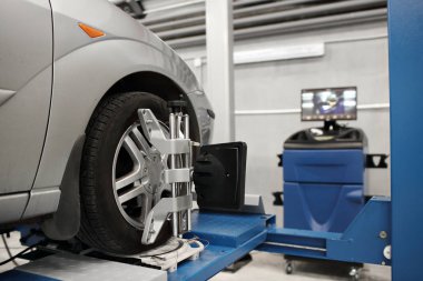 Kılavuz algılayıcı makinist otomatik olarak ayarlar. Hizalama kamber sensörler tekerli araba standı kontrol servis istasyonu atölyesinde.
