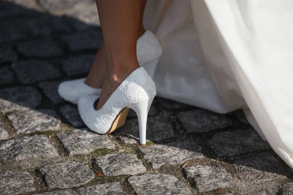 Свадебные туфли крупным планом. Невеста в длинном свадебном платье — стоковое фото