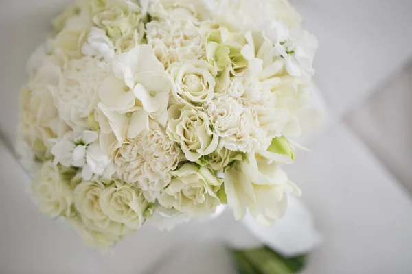 Bouquet de mariage composé de roses blanches sur fond blanc — Photo