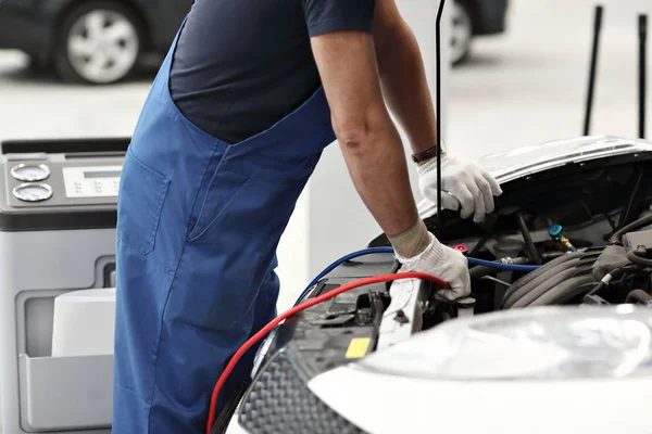 Trabajos mecánicos en la tienda de automóviles, el clima de reparación en el coche — Foto de Stock