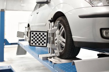 Kılavuz algılayıcı makinist otomatik olarak ayarlar. Hizalama kamber sensörler tekerli araba standı kontrol servis istasyonu atölyesinde.