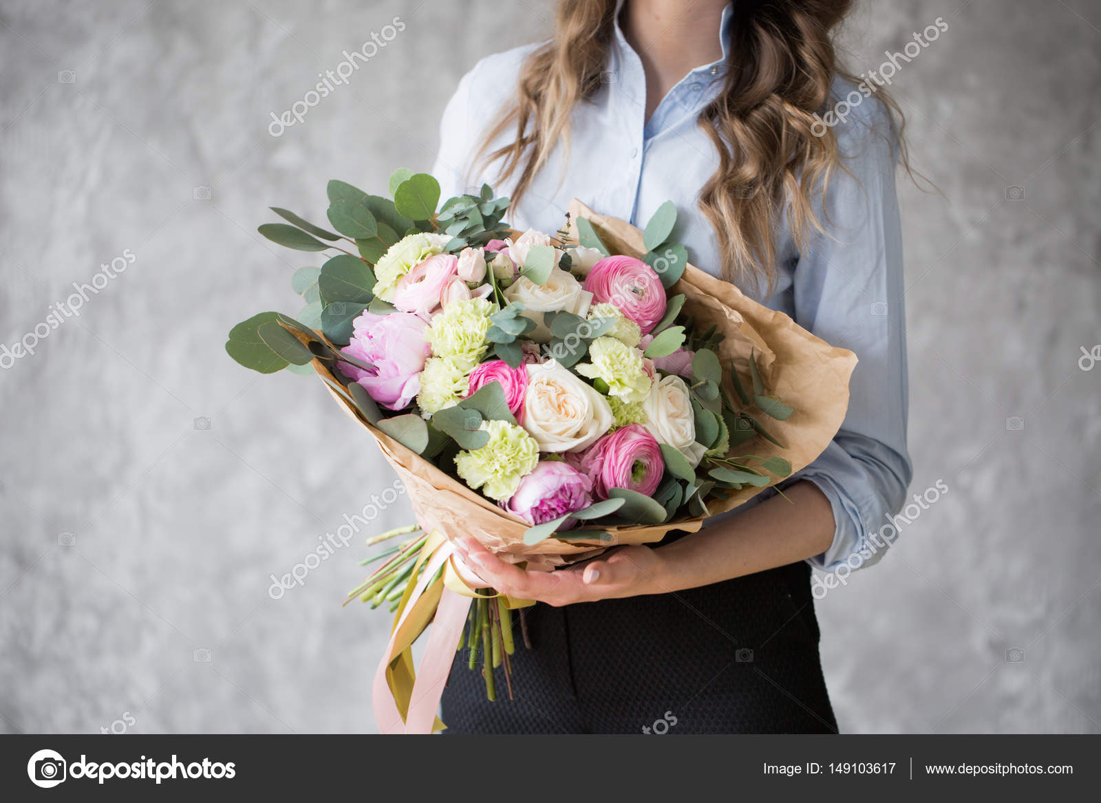 Florista Feminino Criando Belo Buquê Na Floricultura. Trabalho Na