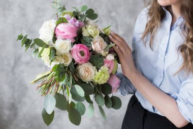 İş yerinde çiçekçi: genç ve güzel kadın moda modern buket farklı çiçek yapma