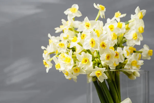 Narcisse blanche. Spring Flower sur table rétro. Bureau élégant. Place pour les entrées. Place pour l'inscription. Bouquet de fleurs dans un vase . — Photo