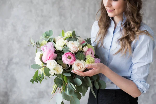 Florist at work: pretty young woman making fashion modern bouquet of different flowers — Stock Photo, Image