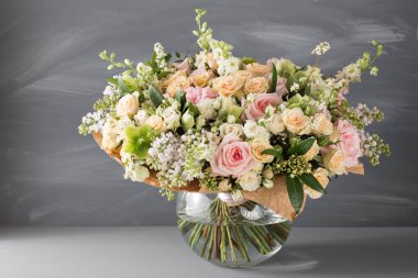 Gül ve diğer lüks ve şık buket çiçek ahşap arka plan, kopya alanı üzerinde renkleri.