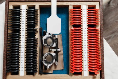 Göz doktoru vizyon test ve deneme çerçeve, açık tablo Optometri aletleri, üstten görünüm ile gözlük deneme camları birtakım hazırlar