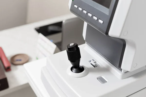 Närbild av professionell öga testning utrustning. Moderna öga testning enhet stående i labbet. Tonometern i ögonläkare office — Stockfoto