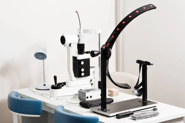 Σύγχρονο μάτι δοκιμές συσκευή στέκεται στο εργαστήριο. Τονόμετρο στο γραφείο Οφθαλμίατροι — Φωτογραφία Αρχείου