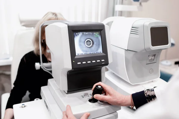 Ženy při pohledu na oční test na klinice oftalmologie — Stock fotografie