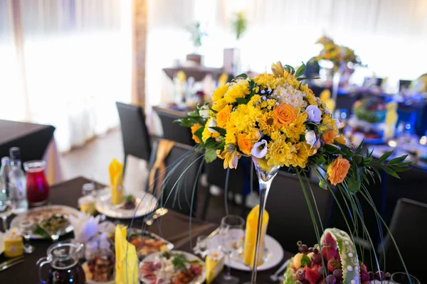 Όμορφα λουλούδια στο τραπέζι για την ημέρα του γάμου. κίτρινα λουλούδια και χρώμα — Φωτογραφία Αρχείου