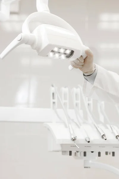 Primer plano de la lámpara en la clínica dental. Interior del consultorio del dentista. Salud y medicina . — Foto de Stock