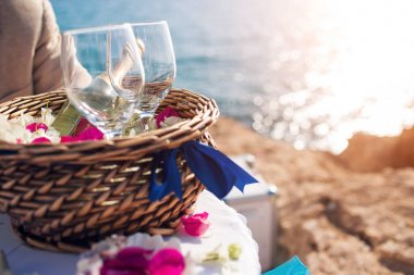 Kıbrıs'ta düğün, gelin ve damat bir taş köprü Agia Napa içinde. evlilik kayıt için tablo. Deniz görünümü. Rock kıyısında.