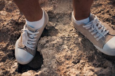 deniz kenarı taş bir arka plan üzerinde ayakkabı closeup. Kıbrıs - Akdeniz sahil. Ayia Napa yakınındaki deniz mağaraları.