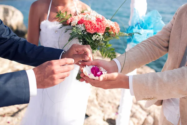 신랑 반지를 걸립니다. 신부와 신랑 돌에는 아이 나파에 다리 사이 프 러 스 결혼식. 아치 및 결혼의 등록에 대 한 테이블 바다의 전망입니다. 바위 해안 — 스톡 사진