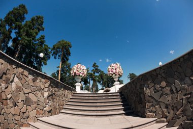 Güzel düğün töreni tasarım dekorasyon öğeleri taze çiçek kompozisyon, çiçek tasarım, yaprakları gül ve sandalyeler.