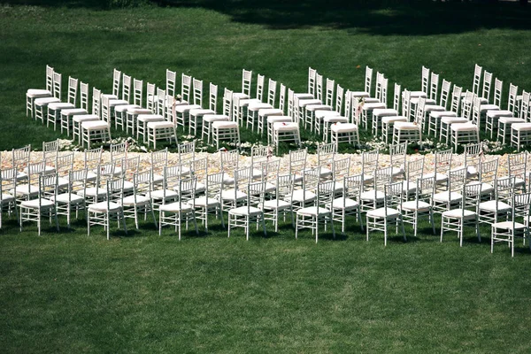 Güzel düğün töreni tasarım dekorasyon öğeleri taze çiçek kompozisyon, çiçek tasarım, yaprakları gül ve sandalyeler. — Stok fotoğraf