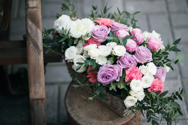 Wedding decor. beautiful flower composition of fresh flowers. concept of a festive dinner, outdoor. rustic style — Stock Photo, Image