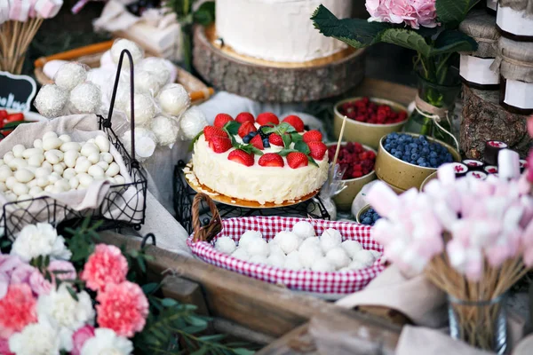 Mesa de sobremesa para uma festa. Bolo Ombre, cupcakes, doçura e flores — Fotografia de Stock