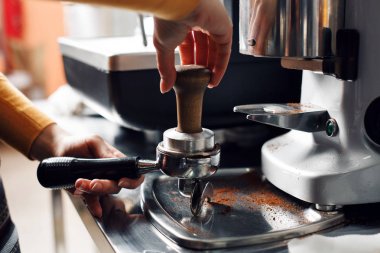 küçük işletme, insanlar ve hizmet anlayışı - kadın ya da garson önlük tutucu ve sabotaj kafede kahve hazırlama