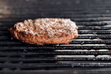 Sığır eti Burger ve Spatula Barbekü kömür ızgara sıcak alev, yakın çekim