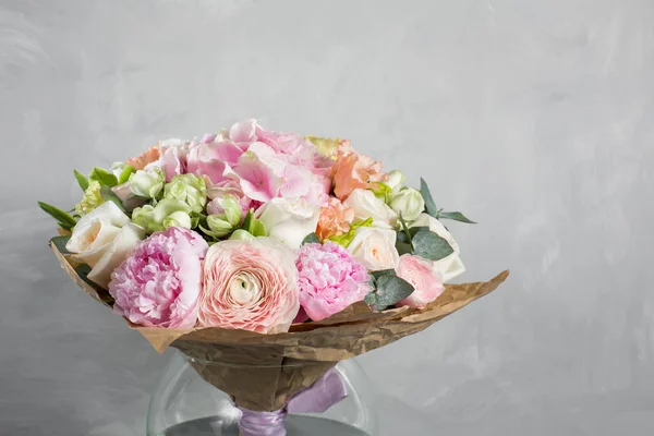 Still life with a bouquet of flowers. the florist put together a beautiful bunch of flowers. Man manual work used different types of flowers and colors. copy space — Stock Photo, Image