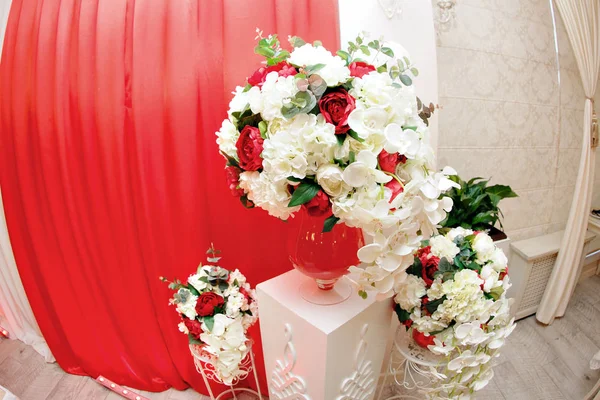 Hochzeitsdekoration mit roten Blumen und Kerzen — Stockfoto