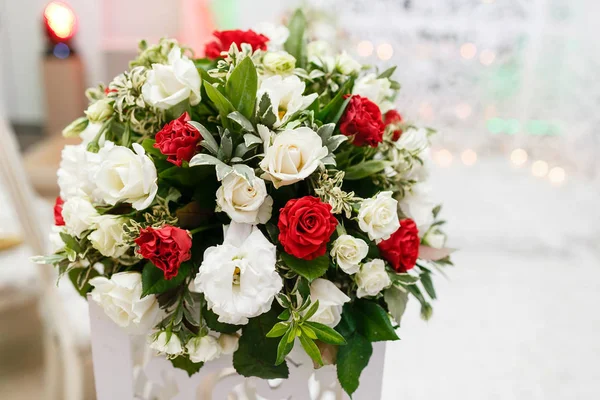 Red and white roses wedding holiday composition, winter morning, indoor — Stock Photo, Image