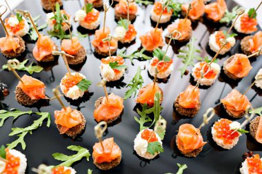 Resepsiyon büfedeki. Ürün yelpazesine kanepeler. Ziyafet Servisi. yemek yemek, somon ve havyar ile aperatifler. Çavdar, buğday ekmeği. seçici odak