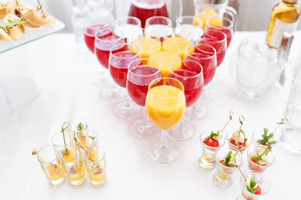 Asztalt koktél, koktél party. Ice egy átlátszó üveg tálba, és fém ragasztás. ünnepi svédasztalos, alkoholos és alkohol ingyenes italok. — Stock Fotó