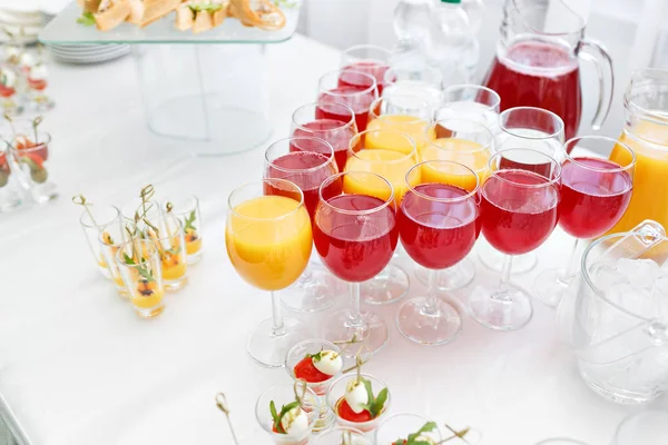 Restaurante Mesas de cócteles en la fiesta de cócteles. hielo en un recipiente de vidrio transparente y metal pegado. Buffet festivo, bebidas alcohólicas y bebidas sin alcohol . — Foto de Stock