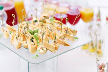 Peynir, et, rulo, tortilla ve meyve salatası ile çeşitli kanepe. Yiyecek içecekler eşlik edecek. Ziyafet büfedeki. Olayı kutlamak için bir sebep. Düğün ya da yıldönümü