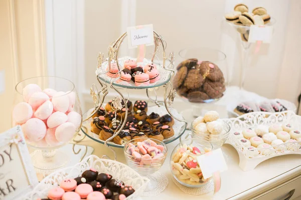 Una barretta. Tavolo per banchetti ricco di dolci e un assortimento di dolci. torta e torta. matrimonio o evento — Foto Stock