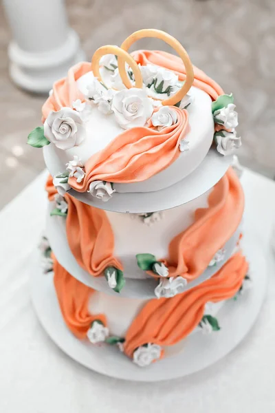 Imagem de um belo bolo de casamento na recepção do casamento — Fotografia de Stock