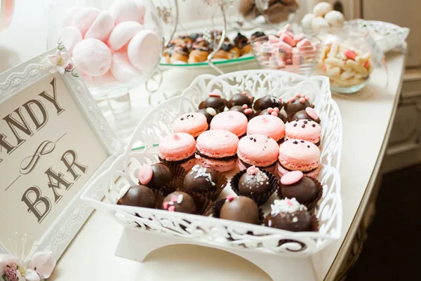 Tyčinku. Banketní stůl plný sortiment sladkosti a zákusky. koláč a koláč. svatba nebo událost — Stock fotografie