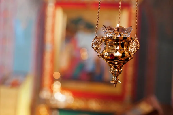 Candeeiro ortodoxo. Óleo da Igreja. Atributo da Igreja. Igreja Lampstand. Cristianismo e fé. Templo religioso. Oração e penitência. Dentro da Igreja. Ortodoxia e Catolicismo. Bondade e amor . — Fotografia de Stock