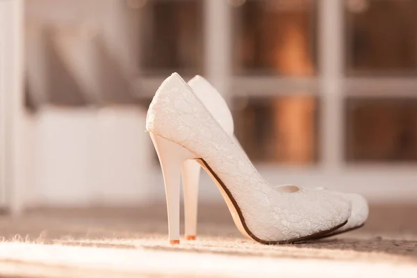 Высокие каблуки белые свадебные туфли на полу — стоковое фото
