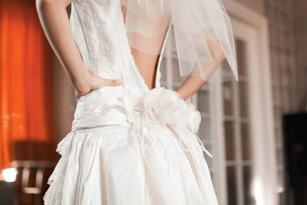 Наречена плаття нареченої на день весілля. Наречена допомагає з білим платтям перед церемонією. Розкішне весільне плаття крупним планом. Кращий січень вранці. концепція — стокове фото